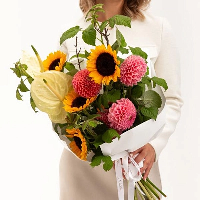 Букет с подсолнухами с антуриумом